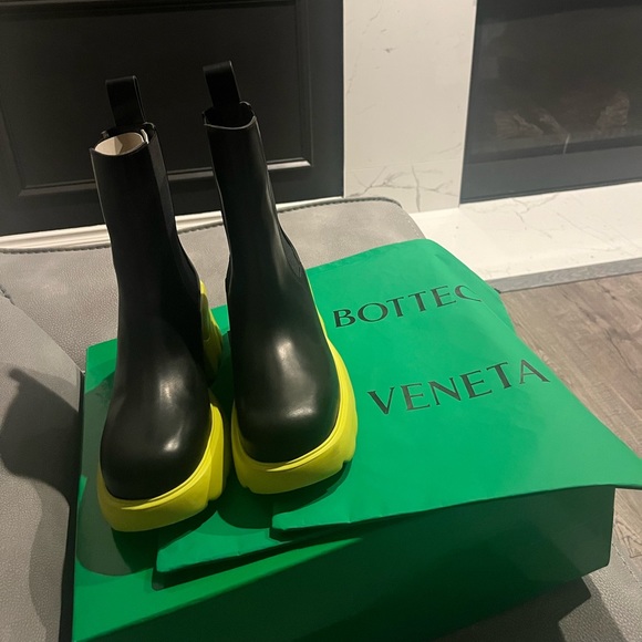 New Authentic Bottege Venetia Flash Boots in color Kiwi (looks like green). - Picture 7 of 9